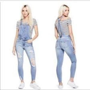 GUESS LIGHT WASH DISTRESSED RACERBACK BUTTON FRONT SKINNY RAW HEM DENIM OVERALL